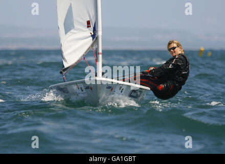 Das britische Olympic Sailing Team hofft in der Laser Radial Klasse Penny Clark in Aktion in Cascais, Portugal, wo sie an den ISAF World Sailing Championships teilnehmen wird. Stockfoto