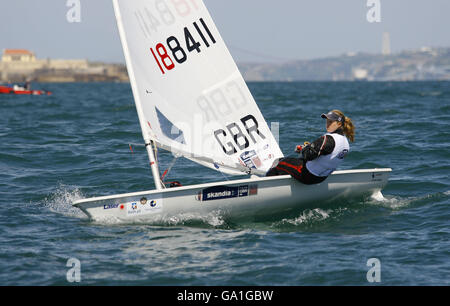 Das britische Olympic Sailing Team hofft in der Laser Radial Klasse auf Andrea Brewster in der Aktion in Cascais, Portugal, wo sie an den ISAF World Sailing Championships teilnehmen wird. Stockfoto