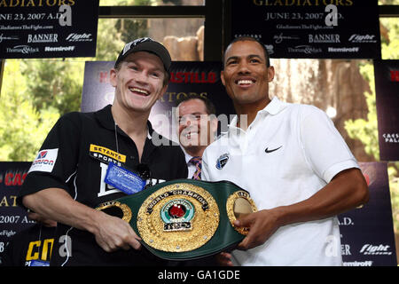 Ricky Hatton (links) aus Großbritannien posiert mit Jose Luis Castillo aus Mexiko nach einer Pressekonferenz im Wynn Hotel in Las Vegas, Nevada, USA. Stockfoto