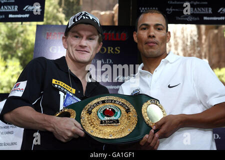 Ricky Hatton (links) aus Großbritannien posiert mit Jose Luis Castillo aus Mexiko nach einer Pressekonferenz im Wynn Hotel in Las Vegas, Nevada, USA. Stockfoto