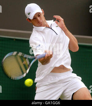 Tennis - Wimbledon Championships 2007 - Erster Tag - All England Club. Der US-Amerikaner Andy Roddick tritt während der All England Lawn Tennis Championship in Wimbledon gegen den US-Amerikaner Justin Gimelstob in Aktion. Stockfoto