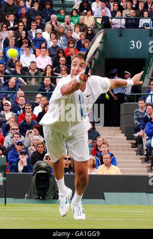 Tennis - Wimbledon Championships 2007 - Erster Tag - All England Club. Der US-Amerikaner Justin Gimelstob in Aktion gegen den US-Amerikaner Andy Roddick während der All England Lawn Tennis Championship in Wimbledon. Stockfoto