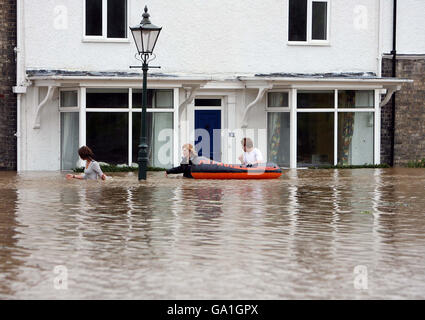 Hochwasserwarnungen als sintflutartiger Regen droht. Die Bewohner waten durch Wasser in Beverley, North East Yorkshire, nachdem starke Regenfälle Überschwemmungen verursacht hatten. Stockfoto