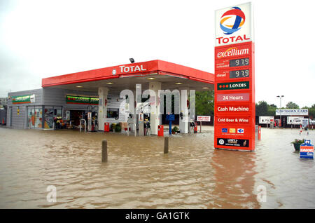 Eine Total-Tankstelle am Stadtrand von Hull ist nach starken Regenfällen von Hochwasser umgeben. Stockfoto