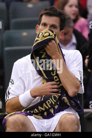 Der britische Tim Henman zeigt sich in seinem ersten Spiel gegen den spanischen Carlos Moya während der All England Lawn Tennis Championship in Wimbledon dejection. Stockfoto