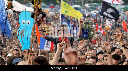 Festivalbesucher beobachten die Fratellis auf der Pyramid Stage beim Glastonbury Festival 2007 auf der Worthy Farm in Pilton, Somerset. Stockfoto