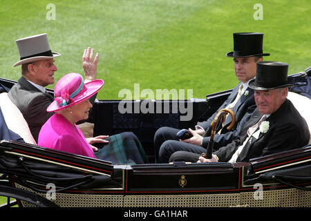 Königin Elizabeth II. Und Prinz Philip, Herzog von Edinburgh, kommen in einer offenen Kutsche für den ersten Tag von Royal Ascot an. Stockfoto