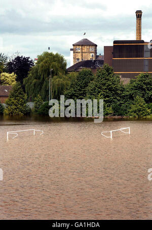 Spielfelder unter Wasser in der Nähe der John Smith's Brewery in Tadcaster, North Yorkshire, wo der Fluss Wharfe seine Ufer geplatzt hat. Stockfoto