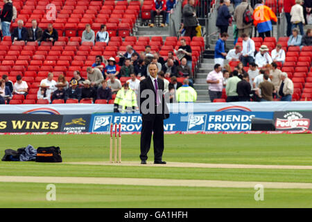 Cricket - npower Fourth Test - England gegen Westindien - Tag zwei - Riverside. Der ehemalige Spieler und TV-Moderator Nasser Hussain steht auf dem Wicket Stockfoto