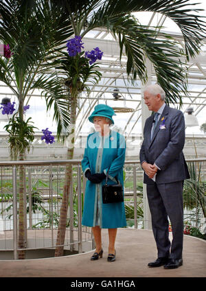 Die britische Königin Elizabeth II besucht den Garten der Royal Horticultural Society in Wisley, Surrey, begleitet von Peter Buckley, dem Präsidenten der Gesellschaft. Stockfoto