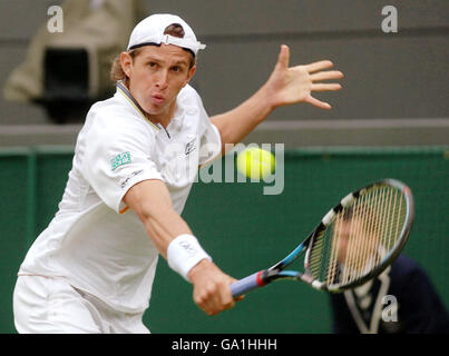 Der russische Igor Andreev im Einsatz gegen den US-Amerikaner James Blake während der All England Lawn Tennis Championship in Wimbledon. Stockfoto