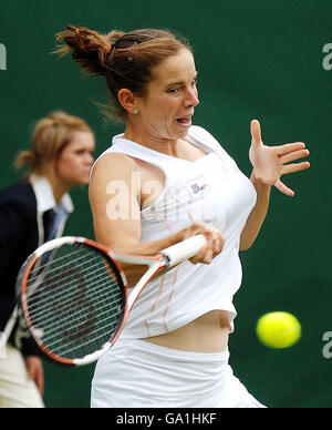 Die Großbritanniens Katie O'Brien im Einsatz gegen die deutsche Sandra Kloesel während der All England Lawn Tennis Championship in Wimbledon. Stockfoto