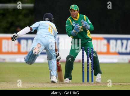 Cricket - One Day International - Indien - Südafrika - Stormont. Der Südafrikaner Mark Boucher (rechts) führt unser indisches Sachin Tendulkar während des One Day International-Spiels in Stormont, Belfast. Stockfoto