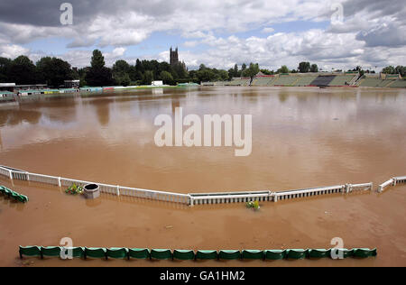 Blick über einen überfluteten Worcestershire Cricket Ground an der New Road, der vom Fluss Severn überflutet wird. Stockfoto