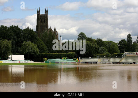 Cricket - Worcestershire Cricket Ground - New Road. Ein allgemeiner Blick über einen überfluteten Worcestershire Cricket Ground an der New Road. Stockfoto