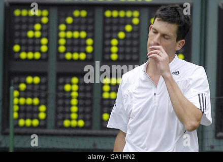 Tennis - Wimbledon Championships 2007 - Tag 2 - All England Club. Der britische Tim Henman zeigt seine Dejektion gegen den spanischen Carlos Moya während der All England Lawn Tennis Championship in Wimbledon. Stockfoto