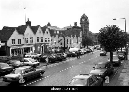 Die Hungerford High Street blickt nach Norden in Richtung Rathaus, drei Tage nach einem der schlimmsten Massenmorde Großbritanniens. Stockfoto