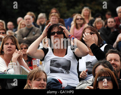 Die Menge beobachtet nervös, wie der britische Tim Henman während der All England Lawn Tennis Championship in Wimbledon den spanischen Carlos Moya spielt. Stockfoto