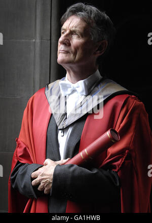 Globetrotter Palin für literarische Arbeit geehrt. Michael Palin mit seinem Ehrendoktortitel an der McEwan Hall der Universität Edinburgh. Stockfoto