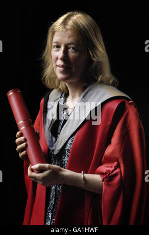 Die Direktorin des Edinburgh Book Festival, Catherine Lockerbie, mit ihrem Ehrendoktortitel an der McEwan Hall der Universität Edinburgh. Stockfoto