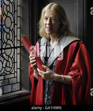 Die Direktorin des Edinburgh Book Festival, Catherine Lockerbie, mit ihrem Ehrendoktortitel an der McEwan Hall der Universität Edinburgh. Stockfoto