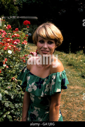 The Avengers - Television Series - Pinewood Studios. Schauspielerin Joanna Lumley, die Purdey spielt, während der Filmvorführungen der neuen Fernsehserie The Avengers Stockfoto