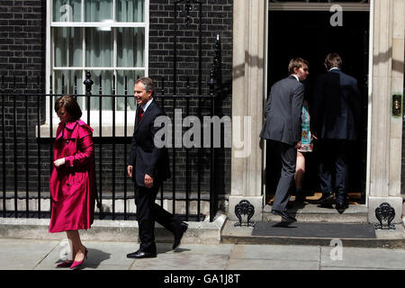 Premierminister Tony Blair begleitet von Frau Cherie, als sie die Downing Street, London, zum letzten Mal verlassen. Stockfoto