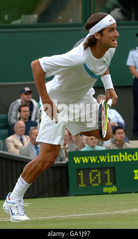Der Spanier Feliciano Lopez im Einsatz gegen den Briten Tim Henman während der All England Lawn Tennis Championship in Wimbledon. Stockfoto