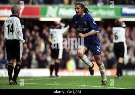 Fußball - FA Barclaycard Premiership - Chelsea / Ipswich Town. Chelsea's Sam Dalla Bona feiert das Tor, als die Spieler von Ipswich Town niedergeschlagen sind Stockfoto