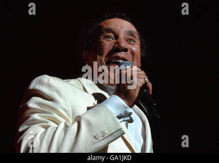 Smokey Robinson im Konzert - London. Der amerikanische Soul-Sänger Smokey Robinson tritt in der Royal Albert Hall im Zentrum von London auf. Stockfoto