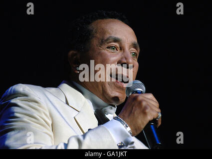 Der amerikanische Soul-Sänger Smokey Robinson tritt in der Royal Albert Hall im Zentrum von London auf. Stockfoto