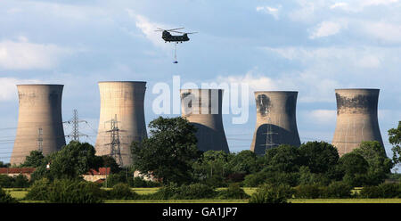 Zuvor unveröffentlichtes Bild vom 27/06/2007 eines Chinook Hubschraubers, der Sandsäcke trägt, während er an einem überfluteten Kraftwerk vorbeifliegt, auf dem Weg zum Flussufer in der Nähe von Doncaster, South Yorkshire. Stockfoto