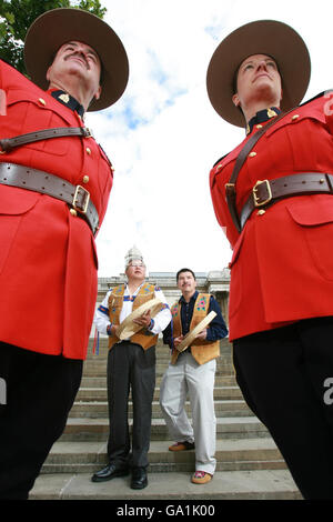 Der kanadische Mounties Corporal Peter Stevens und CST Kimberly Sarson mit den Ältesten Lenoard Kenny (hinten links) und Leeroy Andre (hinten rechts) von The Dene First Nation schlugen die Trommel heute auf dem Trafalgar Square in London. Stockfoto