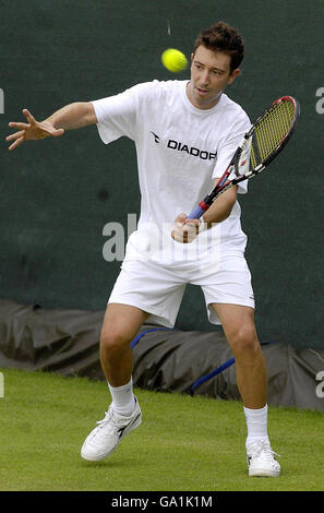 Der Großbritanniens Alex Bogdanovic in Aktion während einer Trainingseinheit während der All England Lawn Tennis Championship in Wimbledon. Stockfoto