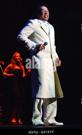 Der amerikanische Soul-Sänger Smokey Robinson tritt in der Royal Albert Hall im Zentrum von London auf. Stockfoto