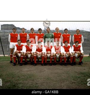 Arsenal-Teamgruppe: (Hintere Reihe, l-r) Terry Neill, John Radford, Charlie George, Peter Simpson, Geoff Barnett, John Roberts, Bobby Gould, Bob McNab; (erste Reihe, l-r) George Graham, Jon Sammels, Pat Rise, Jimmy Robertson, David Court, George Armstrong, Peter Story Stockfoto