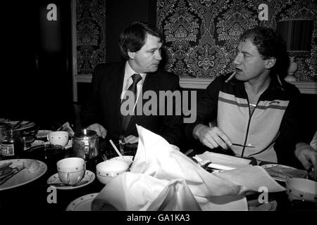 (L-R) Bobby Robson, Stadtmanager von Ipswich, fragt Stürmer Alan Brazil Den Zucker beim gemeinsamen Frühstück des Teams weitergeben Der Aufbau bis zum Spiel Stockfoto