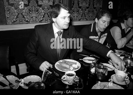 (L-R) Bobby Robson, Stadtmanager von Ipswich, greift nach mehr Zucker Während Stürmer Alan Brazil beim Teamfrühstück zusammen stamckt Im Aufbau bis zum Spiel Stockfoto