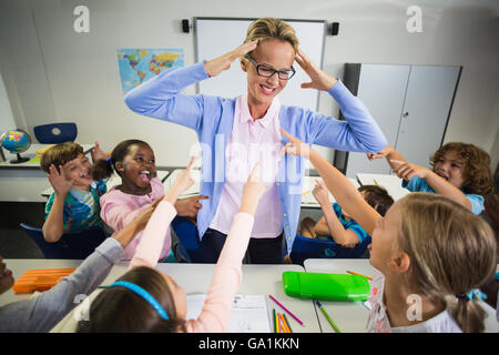 Schöne Lehrerin stören im Unterricht Stockfoto