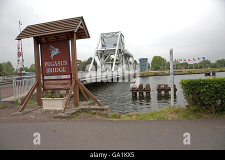 Informationstafel an der Pegasus Bridge über Caen-Kanal Normandie Frankreich Stockfoto