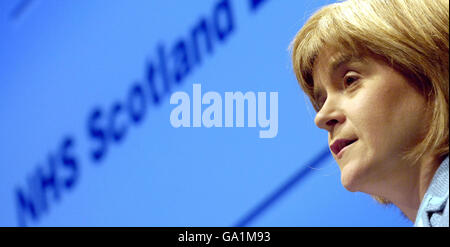 Die schottische Gesundheitssekretärin Nicola Sturgeon hält ihre erste Ansprache an NHS-Mitarbeiter während der NHS Scotland Konferenz im SECC in Glasgow. Stockfoto