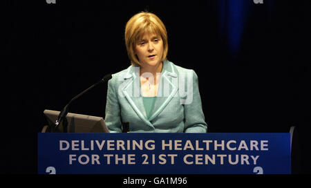 Die schottische Gesundheitssekretärin Nicola Sturgeon hält ihre erste Ansprache an NHS-Mitarbeiter während der NHS Scotland Konferenz im SECC in Glasgow. Stockfoto