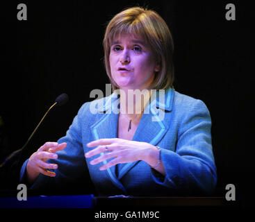 Die schottische Gesundheitssekretärin Nicola Sturgeon hält ihre erste Ansprache an NHS-Mitarbeiter während der NHS Scotland Konferenz im SECC in Glasgow. Stockfoto