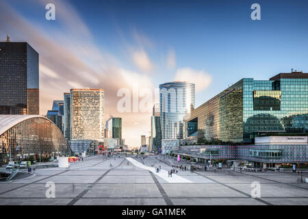Blick auf Geschäfts- und Einkaufsviertel La Defense in Paris. Stockfoto