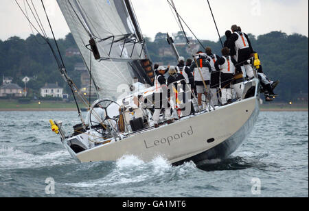 ICAP Leopard, das größte Boot des Rennens, startet das JP Morgan Round the Island Race vor dem Royal Yacht Squadron in Cowes. Der Start wurde auf 5 Uhr vorangebracht, nachdem einige Boote letztes Jahr die Flut nicht überstanden hatten und an den Needles festsaßen. Stockfoto