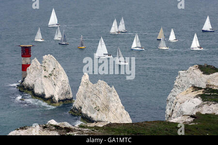 Yachten fahren beim JP Morgan Round the Island Race an den Needles vorbei. Der Start wurde auf 5 Uhr vorangebracht, nachdem einige Boote im letzten Jahr die Flut nicht überstanden hatten und an den Needles festsaßen. Stockfoto