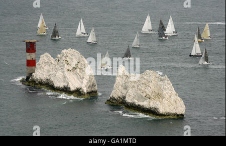 Yachten fahren beim JP Morgan Round the Island Race an den Needles vorbei. Der Start wurde auf 5 Uhr vorangebracht, nachdem einige Boote im letzten Jahr die Flut nicht überstanden hatten und an den Needles festsaßen. Stockfoto