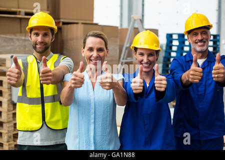 Arbeiter im Lager Stockfoto