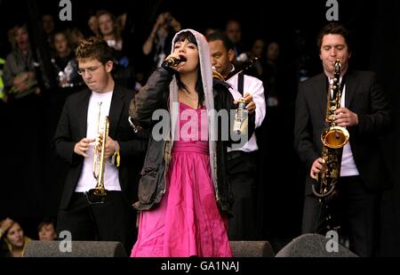 Glastonbury Festival 2007. Lily Allen tritt auf der Pyramid Stage beim Glastonbury Festival 2007 auf der Worthy Farm in Pilton, Somerset, auf. Stockfoto