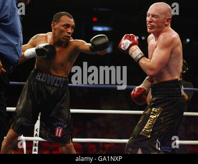 Englands Matthew Hatton (rechts) im Einsatz gegen Edwin Vazquez im Thomas & Mack Center Las Vegas, Nevada, USA. Stockfoto